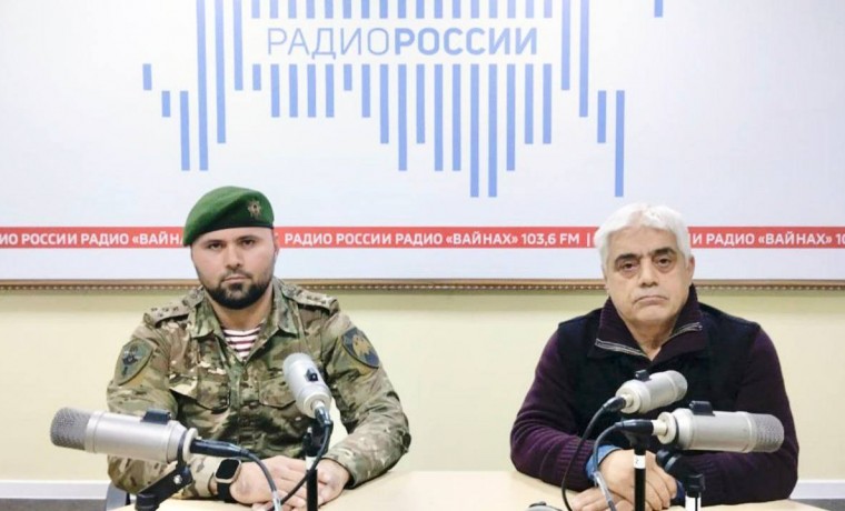 Сотрудник полка полиции «АХМАТ» Росгвардии выступил в эфире радиопередачи в Грозном