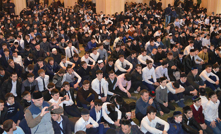 Около 10 тысяч школьников посетили проповедь Муфтия республики о лжеидеологии в «Сердце Чечни»