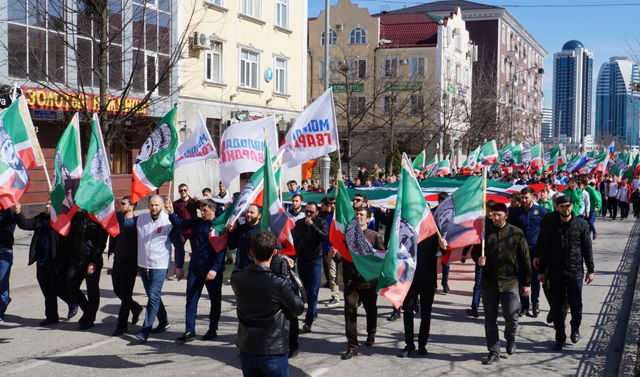 В Грозном День Чеченской Республики отметили массовым шествием 