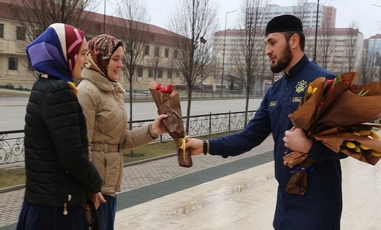 РОФ имени Кадырова раздал более пяти тысяч букетов цветов представительницам прекрасного пола Чечни
