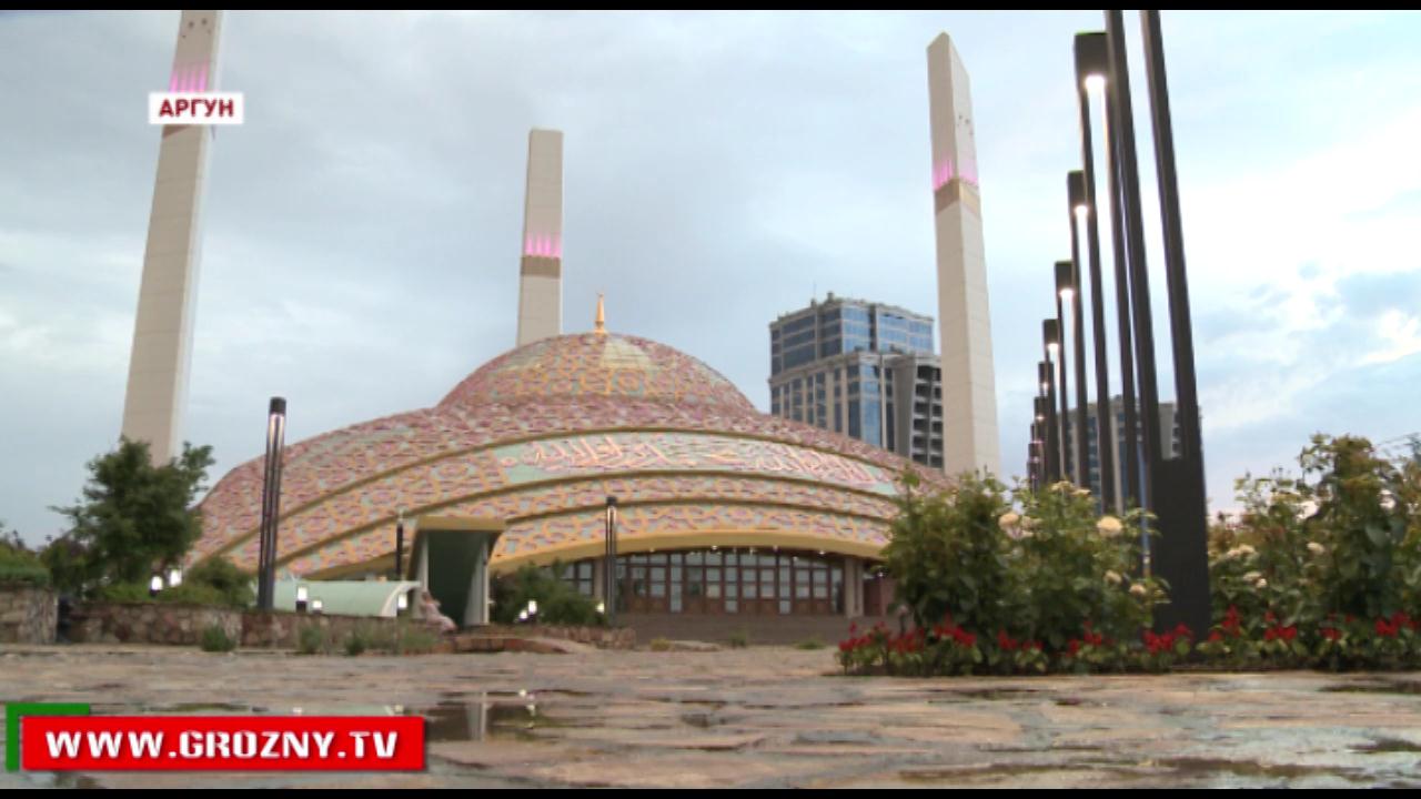 В Аргунской мечети имени Аймани Кадыровой верующие совершили разговение