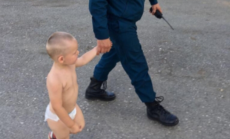 В Грозном пожарные передали родителям потерявшегося двухлетнего малыша 