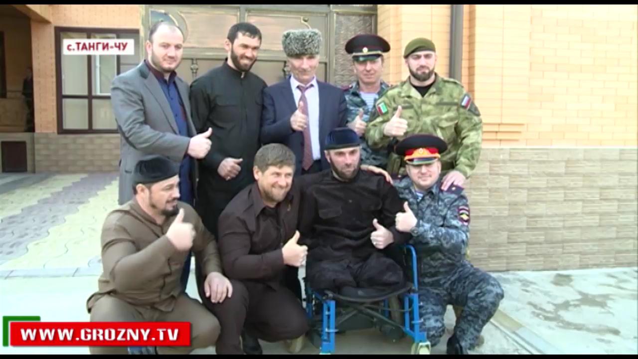 Рамзан Кадыров навестил соратника  и подарил  ему «Мерседес».