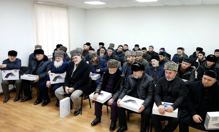 РОФ им. А.-X. Кадырова приобрел 46 ноутбуков для педагогов духовно-нравственного воспитания