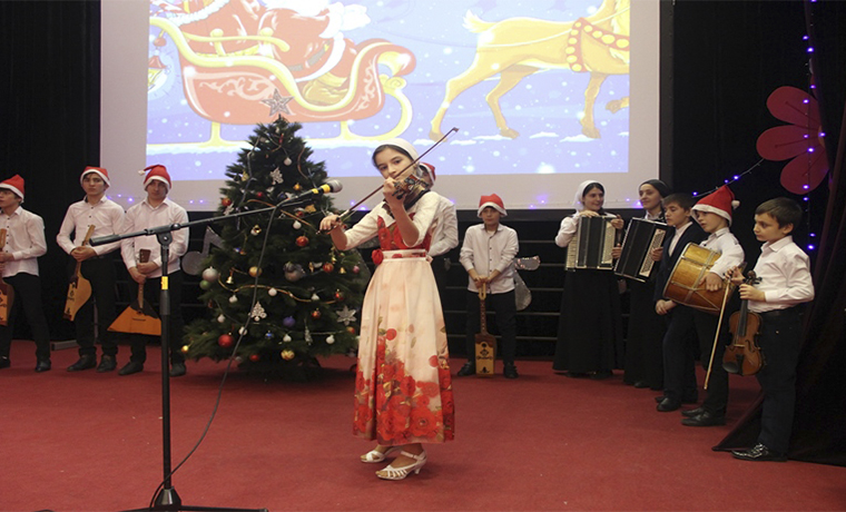 В Национальной музыкальной школе имени Муслима Магомаева прошло новогоднее шоу