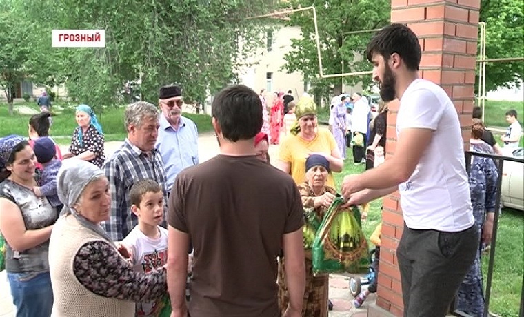 Жители Октябрьского района столицы Чечни получили тысячи продуктовых наборов
