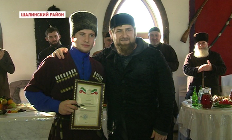 Рамзан Кадыров вручил заслуженные награды победителю и призерам проекта «Къонахчун Дахар»