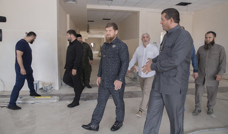 Рамзан Кадыров посетил стройплощадку селения Илсхан-Юрт