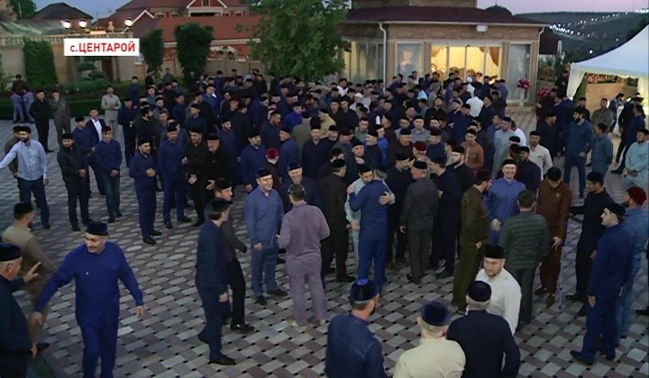 В  течение дня не прекращался поток гостей в доме Кадыровых  в Центарое