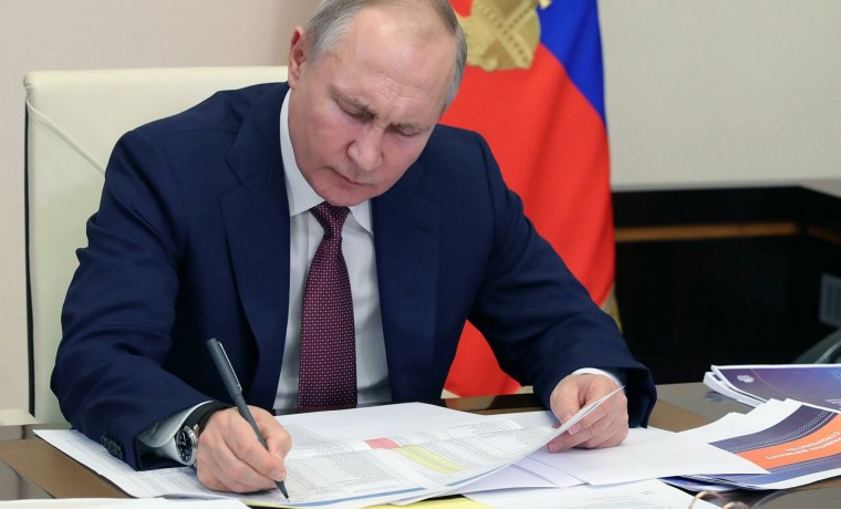 Владимир Путин поручил скорректировать национальные проекты до 1 апреля