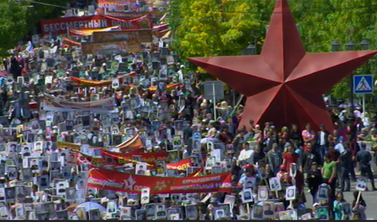 Свыше 15 тысяч человек приняли участие в шествии &quot;Бессмертного полка&quot; в Грозном
