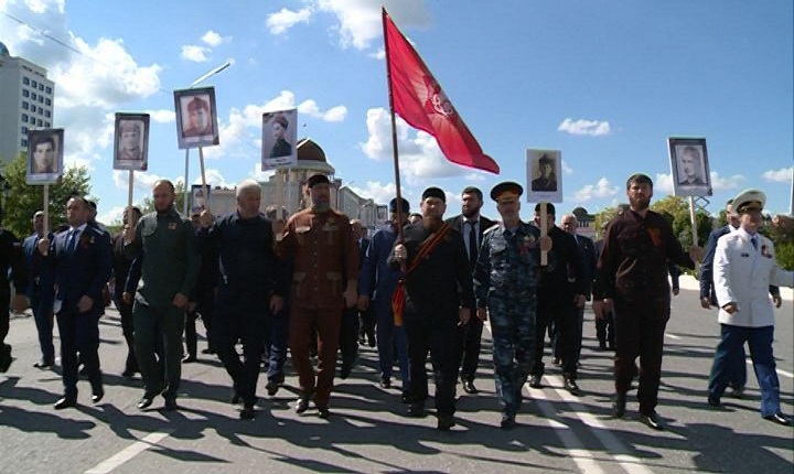 Рамзан Кадыров возглавил шествие «Бессмертного полка» в Грозном