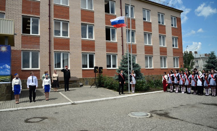 В Грозном состоялся последний звонок для выпускников школы Росгвардии