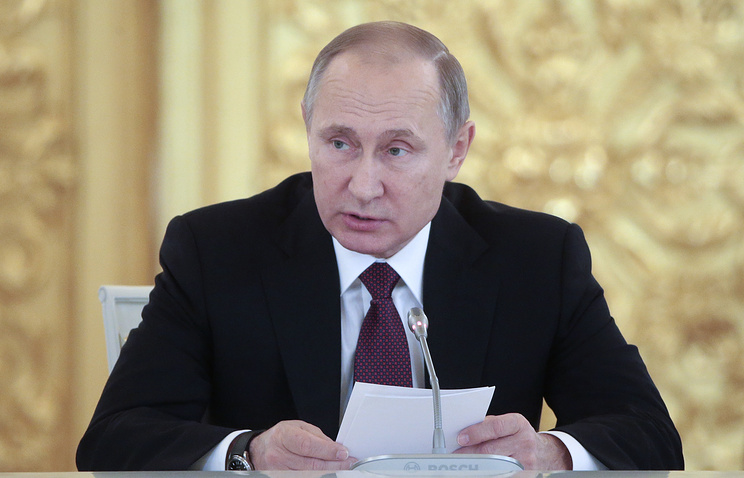 Владимир Путин призвал бороться с экстремизмом в соцсетях