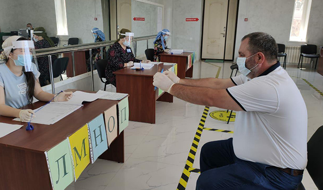 В первый день голосования по поправкам в Конституцию РФ проголосовали 117 412 жителей ЧР