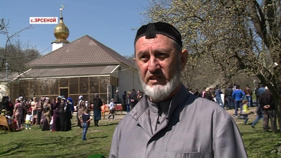 Одна из старейших мечетей Чечни приняла верующих после реконструкции