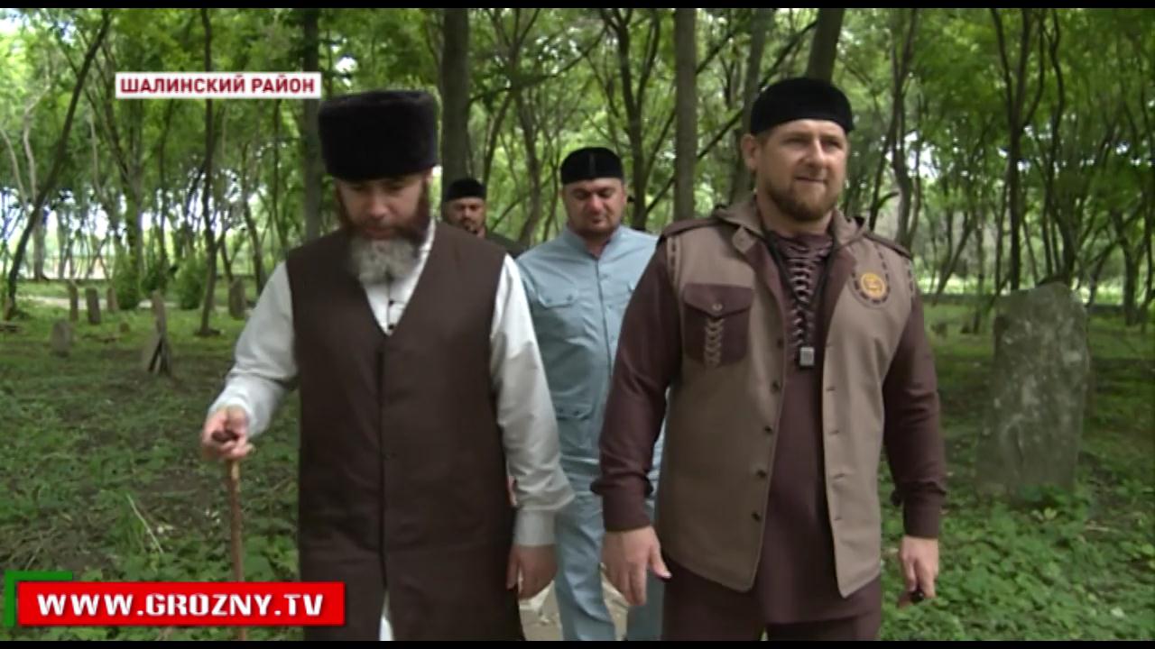 Рамзан Кадыров посетил кладбище газавата, на котором покоятся мюриды Кунта-Хаджи Кишиева 