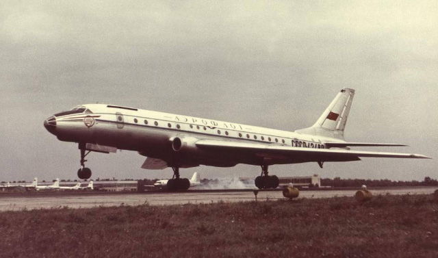 17 июня в 1955 году совершил первый опытный полёт авиалайнер Ту-104
