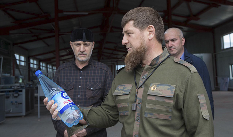 Рамзан Кадыров посетил завод по розливу родниковой воды в селении Авхан-Хутор