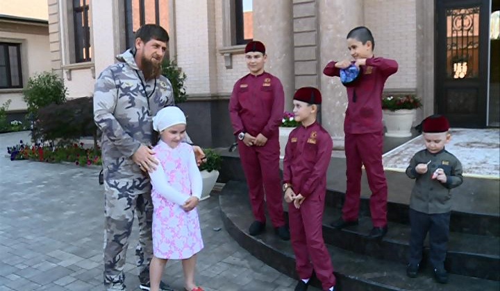 Рамзан Кадыров поздравил семью Магомеда Даудова с окончанием месяца Рамадан