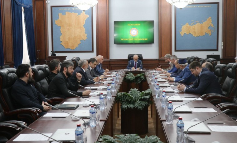 Иса Бисаев провел расширенное заседание комитета по бюджету, банкам и налогам