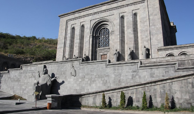 Джамбулат Умаров посетил хранилище древних рукописей «Матенадаран» в Ереване