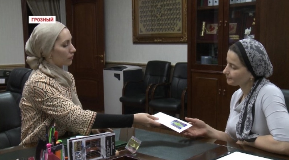 Фонд Кадырова оказал финансовую помощь жительнице Грозного с тяжелобольным ребенком 