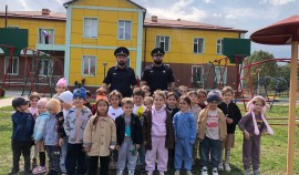 Автоинспекторы Итум-Калинского района обучили дошкольников правилам безопасного перехода дороги