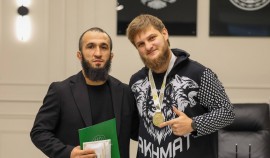 Ахмат Кадыров передал Ш.-М. Хабибулаеву ключи от квартиры и 1 млн рублей от РОФ им. А.-Х. Кадырова