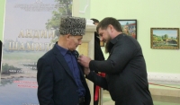 Рамзан Кадыров наградил народного художника ЧР Андий Шамилова медалью «За заслуги перед ЧР»