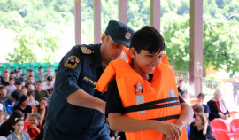 Сотрудники МЧС провели в детских лагерях уроки безопасности на водоемах