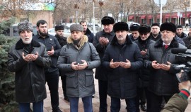 В Грозном офицеры Росгвардии почтили память журналистов, погибших при исполнении обязанностей