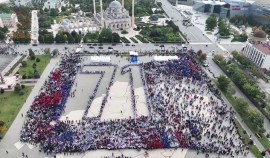 В центре Грозного прошло праздничное мероприятие в честь дня рождения Президента РФ
