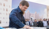 Рамзан Кадыров заложил символическую капсулу на месте строительства жилого комплекса "Минутка"