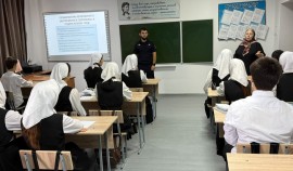 Школьникам Шелкозаводской школы рассказали об основах правовой безопасности и бдительности| грозный, чгтрк