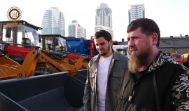 Рамзан Кадыров и Хас-Магомед Кадыров приняли участие в церемонии передачи автотранспорта