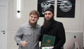 Ахмат Кадыров передал денежные средства тренеру Заиду Тимербиеву от РОФ им. А.-Х. Кадырова| грозный, чгтрк