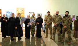 Сотрудники Росгвардии посетили открытие выставки ко Дню матери в Грозном