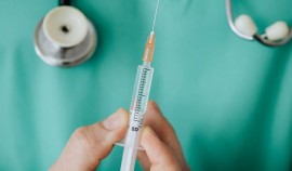 Михаил Мишустин поручил включить в календарь прививок вакцины от коронавируса