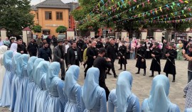 Жительниц Грозного поздравили с Днём чеченской женщины на избирательных участках