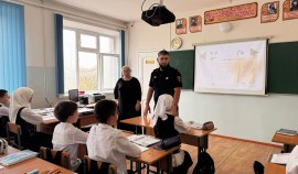 Безопасность на улице и в быту обсудили со школьниками станицы Петропавловской инспекторы ПДН