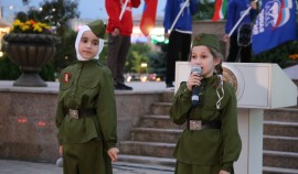 Память о подвиге предков и неразрывная связь поколений: в Грозном зажгли «Огненные картины войны»| грозный, чгтрк