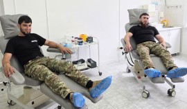 Сотрудники ОМОН «АХМАТ-1» приняли участие в акции «От сердца к сердцу»| грозный, чгтрк