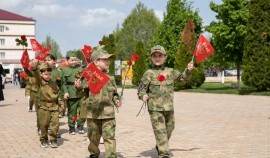 Внуки Первого Президента ЧР Ахмата-Хаджи Кадырова приняли участие в церемонии возложения цветов
