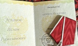 Бойцу полка «Север-Ахмат» Исламу Эсханову вручили орден Мужества| грозный, чгтрк