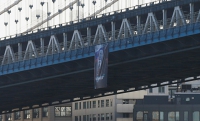 Огромный портрет Путина с подписью "миротворец" украсил мост Нью-Йорка