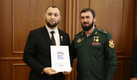 Руководитель МГЕР по ЧР Адам Гехаев и активист Сулиман Хаджимурадов получили награды от ЕР