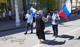 Партийцы «Единой России» раздали ленты с государственной символикой жителям и гостям Грозного| грозный, чгтрк