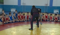 Чемпион мира по греко-римской борьбе Чингиз Лабазанов провел мастер-класс для начинающих спортсменов