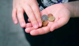 Опрос: Более трети жителей России постоянно экономят деньги